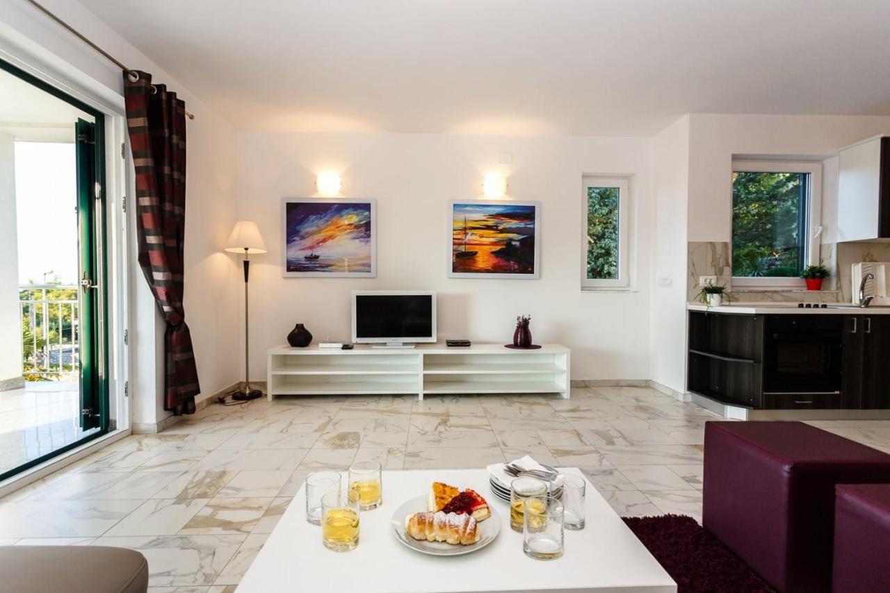 Apartments Adria Malinska Esterno foto