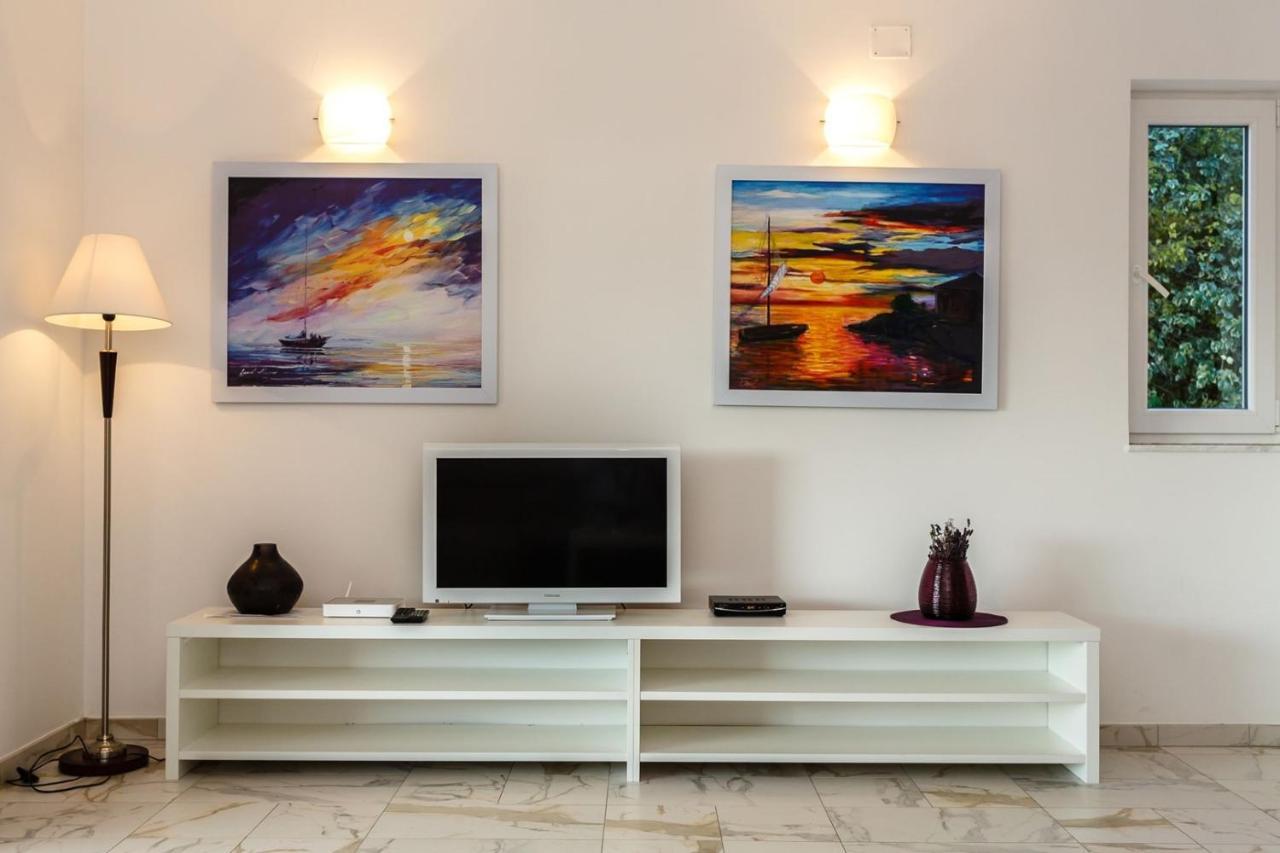 Apartments Adria Malinska Esterno foto